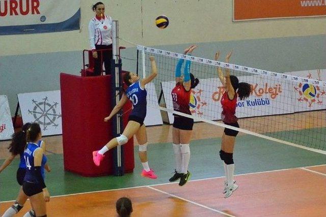 Foça Belediyespor’lu Voleybolcular 4’te 4 Yaptı