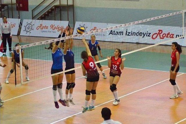 Foça Belediyespor’lu Voleybolcular 4’te 4 Yaptı