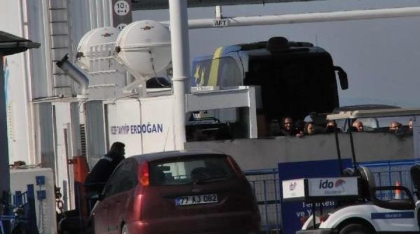 Fenerbah&ccedil;e Kafilesi, Bursa'ya Tatlı Yiyerek Geldi