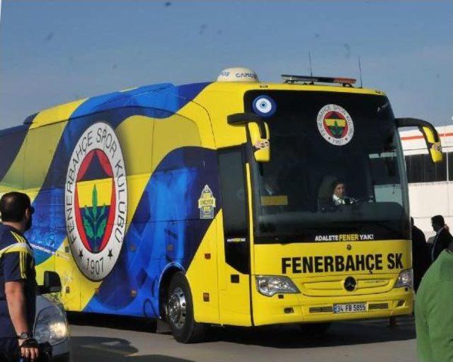 Fenerbahçe Kafilesi, Bursa'ya Tatlı Yiyerek Geldi
