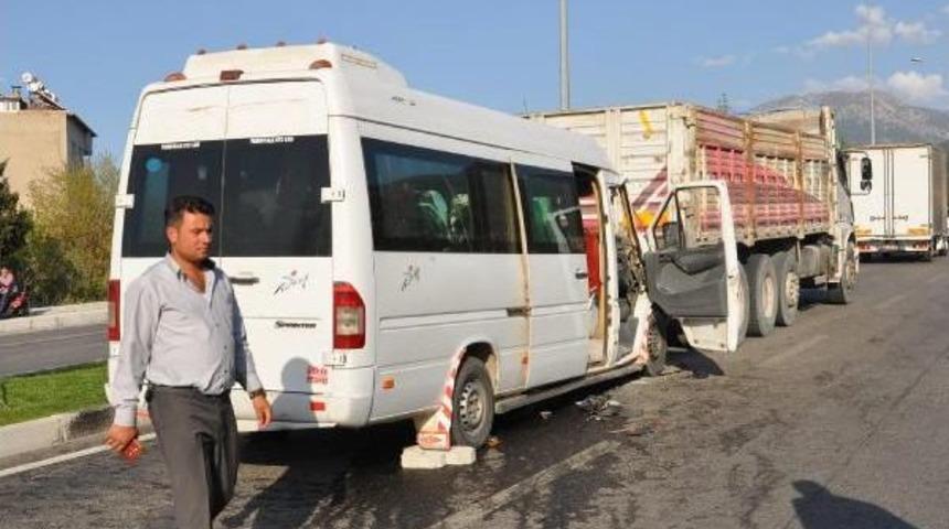 Yolcu Minib&uuml;s&uuml; Tır'a Arkadan &Ccedil;arptı: 6 Yaralı