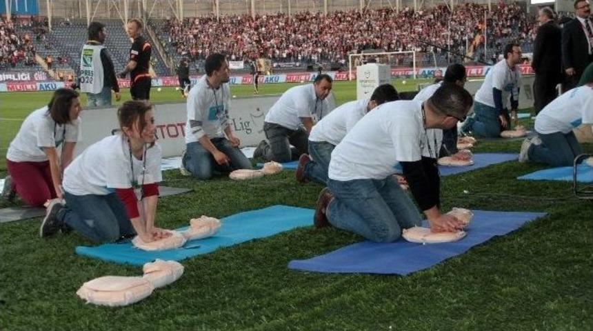 Beşiktaş Hayata El Verdi