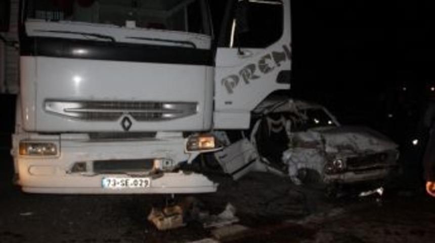 Hatay&rsquo;da Tır İle Otomobil &Ccedil;arpıştı; 2 Kişi &Ouml;ld&uuml; 2 Kişi Yaralandı
