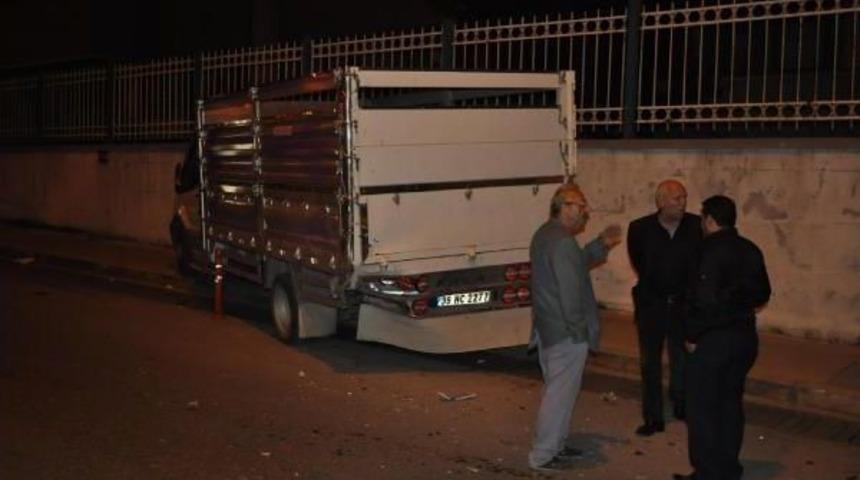 İzmir'de Kaza: 2 Yaralı