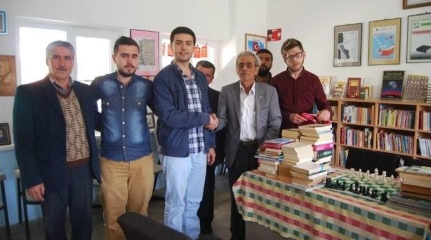 Malkara&rsquo;da Ak Partili Gen&ccedil;ler Kitap Bağışı Yaptı