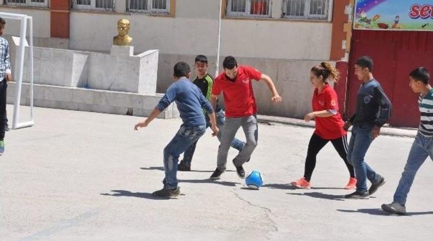 Kıbrıs Ortaokulu’na Spor Malzemesi Desteği