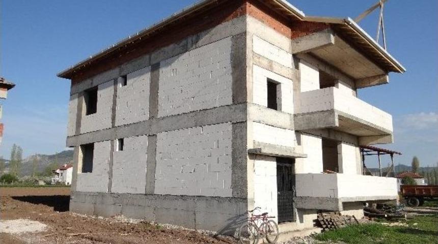 G&ouml;lpazarı&rsquo;nda İnşaattan D&uuml;şen İş&ccedil;i &Ouml;ld&uuml;