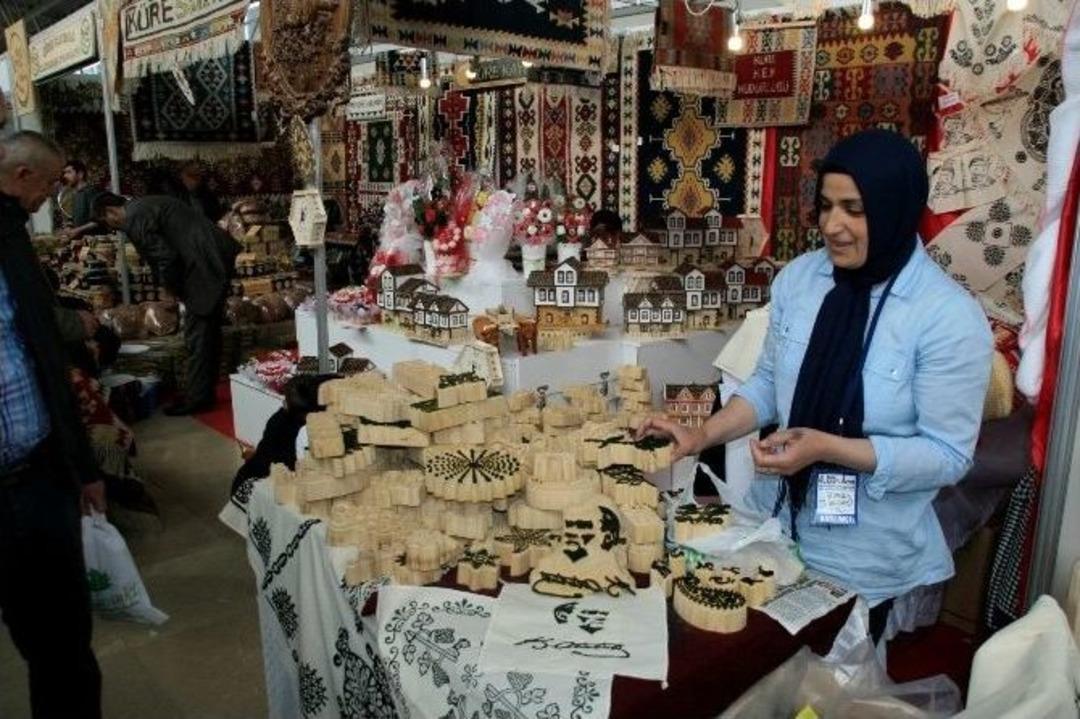 K&uuml;re Hem Taş Baskı Kalıbını Kendisi Yapıyor