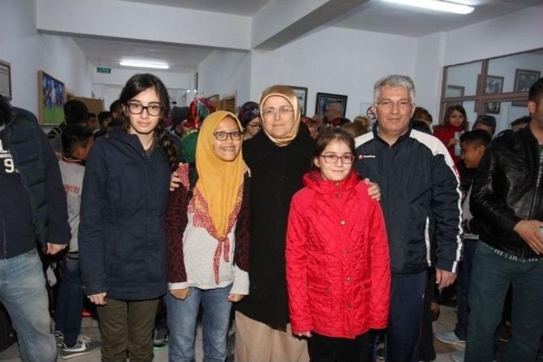 D&uuml;nya &Ccedil;ocuklarına Annelik Yaptılar