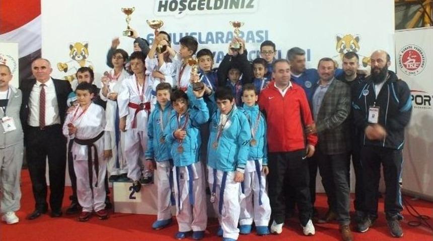 Kağıtsporlu Karateciler, &Uuml;&ccedil; Kupa Kazandı