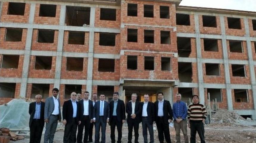 Başkan T&uuml;t&uuml;nc&uuml; Okul İnşaatlarını Gezdi