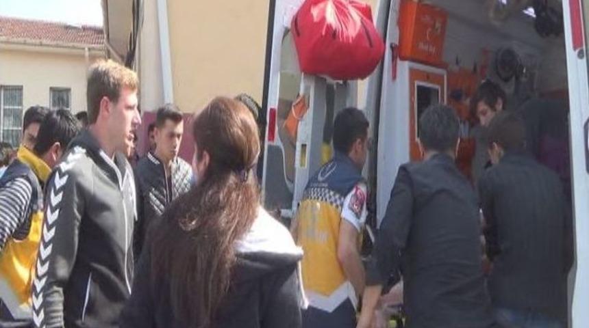 D&uuml;zce&rsquo;de Okul Bah&ccedil;esinde Bı&ccedil;aklı Kavga: 2 &Ouml;ğrenci Yaralı