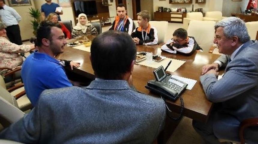 Başkan Karaosmanoğlu &Ouml;zel Peteğim Okulu &Ouml;ğrencilerini Kabul Etti