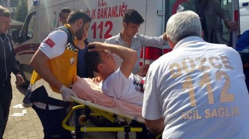 Lise &Ouml;ğrencisi Kavga Ettiği 2 &Ouml;ğrenciyi Bı&ccedil;akladı