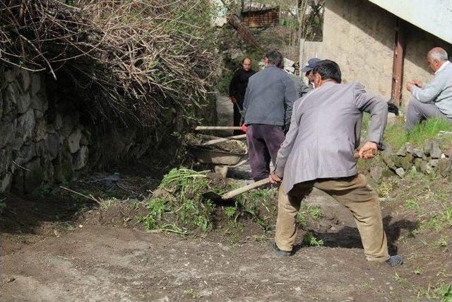 Bitlis Belediyesi’nin Temizlik Çalışmaları Devam Ediyor