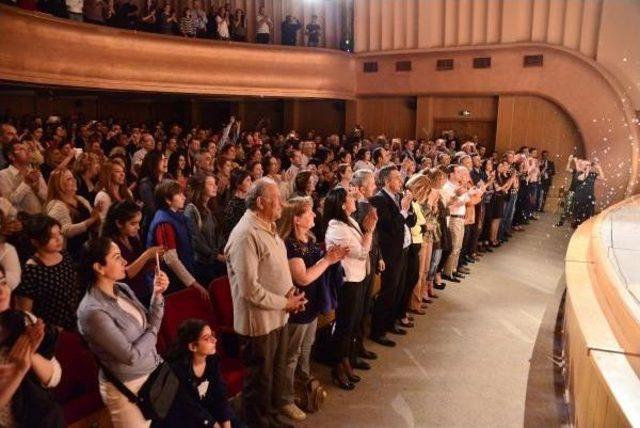 Behzat Uygur'a Sahnede Doğum Günü Sürprizi