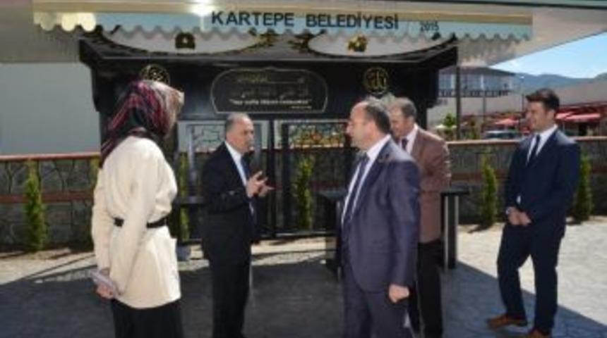 Başkan &Uuml;z&uuml;lmez, Sultan Abd&uuml;lhamit Camii&rsquo;ni Beğendi