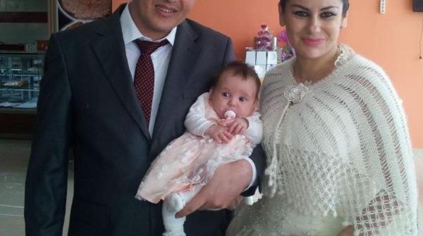 2 Aylık Bebekleriyle D&uuml;ğ&uuml;nlerinde Oynadılar