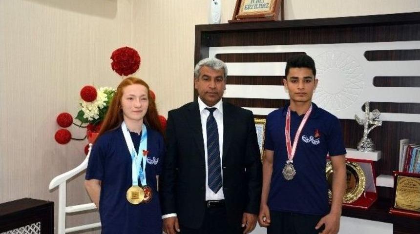 Başkan Vekili Eryılmaz, Gen&ccedil; Sporcuları &Ouml;d&uuml;llendirdi