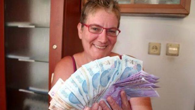 Kapkaççıya Parasını Kaptıran Belçikalının Yüzünü Jandarma Güldürdü