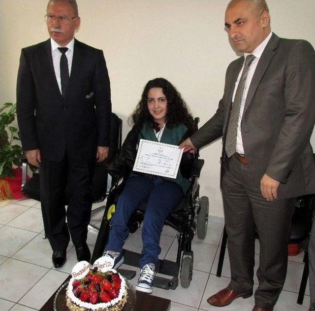 Ayaklarıyla Resim Yapan Rabia, İlk Diplomasını Aldı