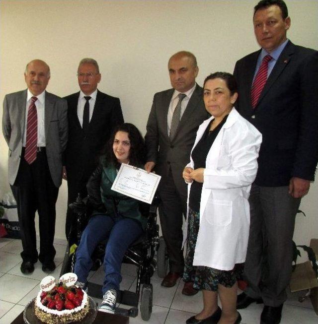 Ayaklarıyla Resim Yapan Rabia, İlk Diplomasını Aldı