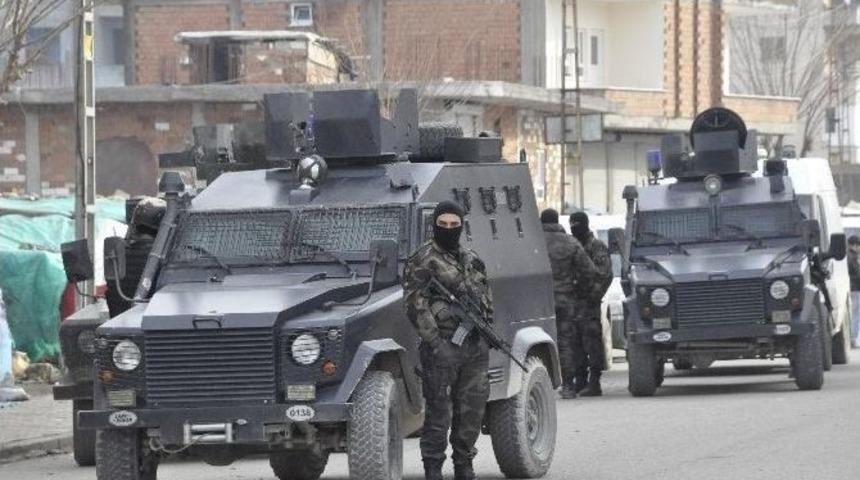 Firari Zanlıyı Almaya Giden Polis Saldırıya Uğradı