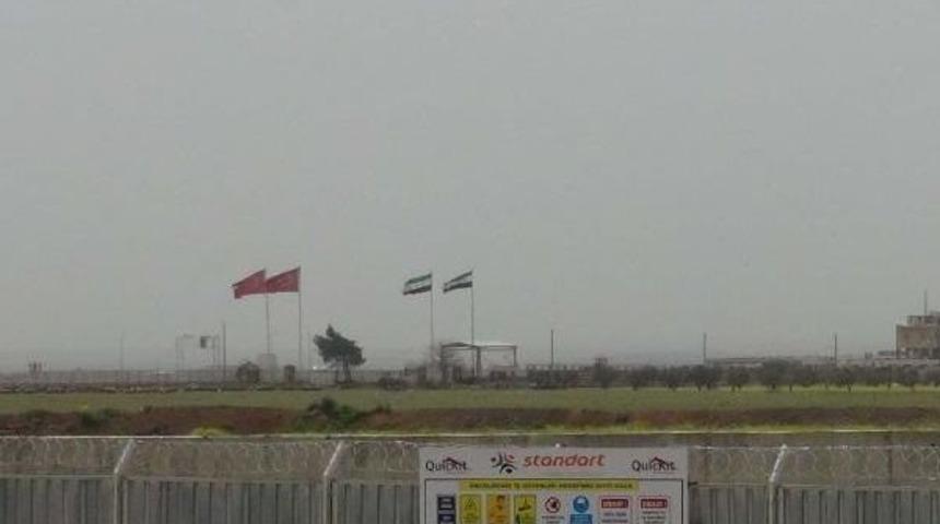 Kilis Sınırında 3 Ayrı Bayrak Dalgalanıyor