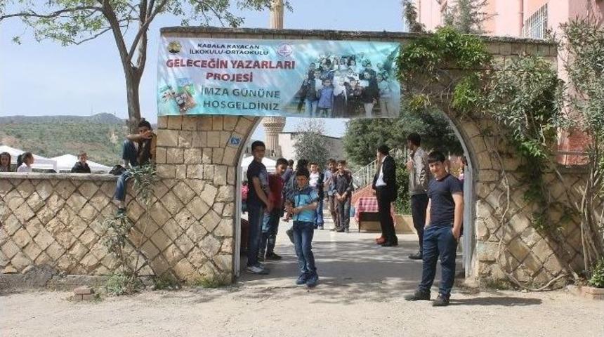 K&uuml;&ccedil;&uuml;k Yazarlardan İmza G&uuml;n&uuml;