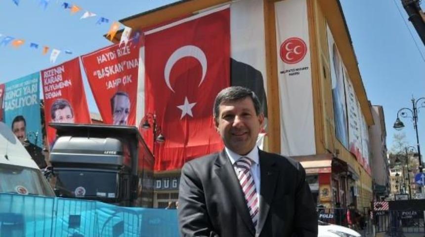 Posteri T&uuml;rk Bayrağı Ile Kapatılan Mhp&rsquo;Li Aday Ak Partililere Teşekk&uuml;r Etti