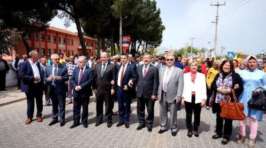 Ak Partili Adaylardan G&ouml;vde G&ouml;sterisi