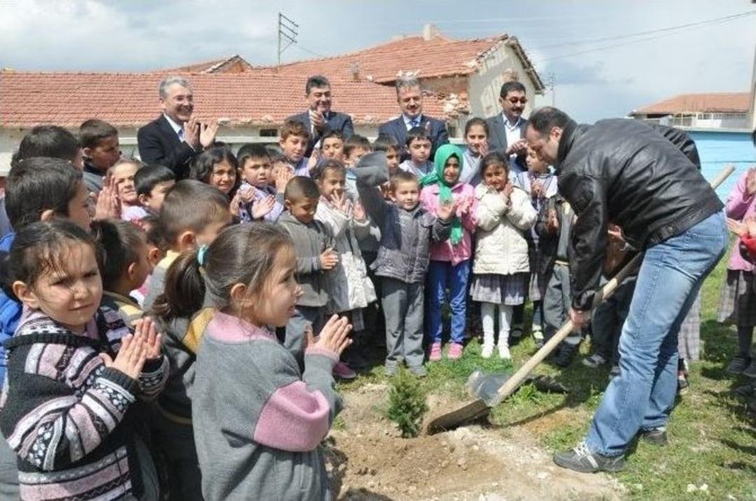 Fidanlar, Şehit Teğmen Ahmet Tarım Anısına Toprakla Buluştu