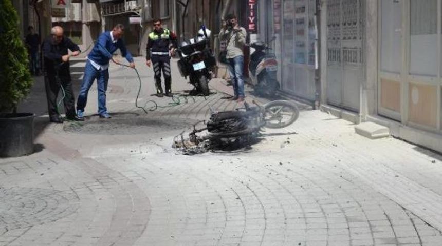 Ehliyetsiz S&uuml;r&uuml;c&uuml; Yakalanınca Motosikletini Ateşe Verdi