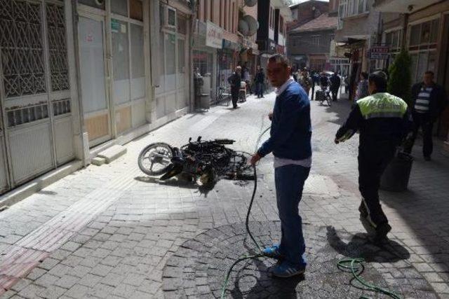 Ehliyetsiz Sürücü Yakalanınca Motosikletini Ateşe Verdi