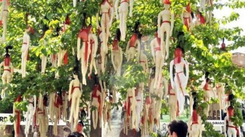 '&ccedil;ocuk Gelinlere' Dikkat &Ccedil;ekmek I&ccedil;in Kilisedeki Ağaca Bezden Yaptığı &Ccedil;ocuk Gelinleri Astı