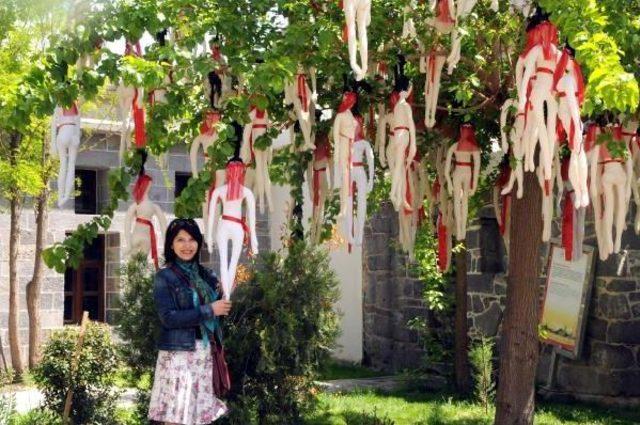 'çocuk Gelinlere' Dikkat Çekmek Için Kilisedeki Ağaca Bezden Yaptığı Çocuk Gelinleri Astı