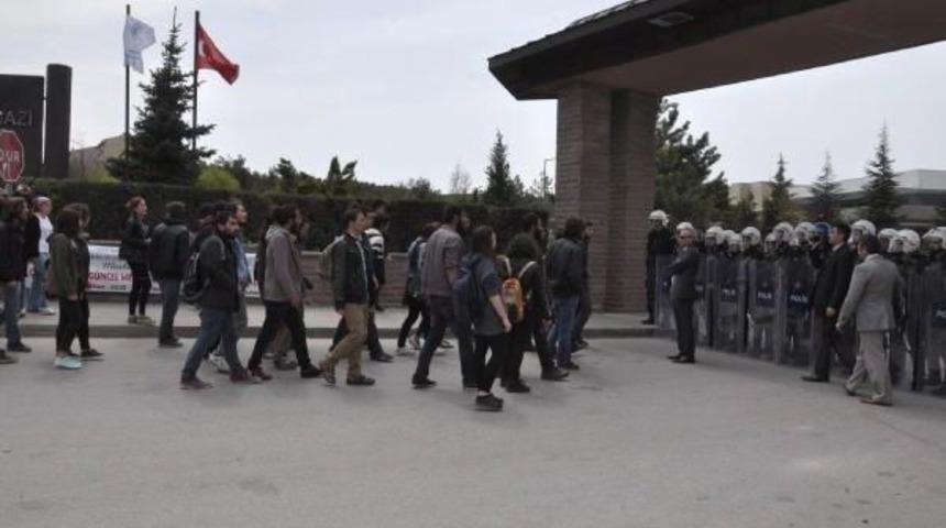 &Ouml;ğrencilerden Kampus &Ouml;n&uuml;nde Oturma Eylemi