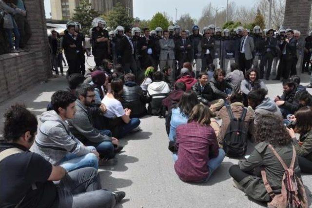 Öğrencilerden Kampus Önünde Oturma Eylemi