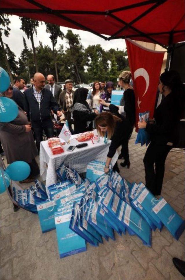 Çanakkale'de Vatandaşa Diş Macunu Ve Diş Fırçası Dağıtıldı