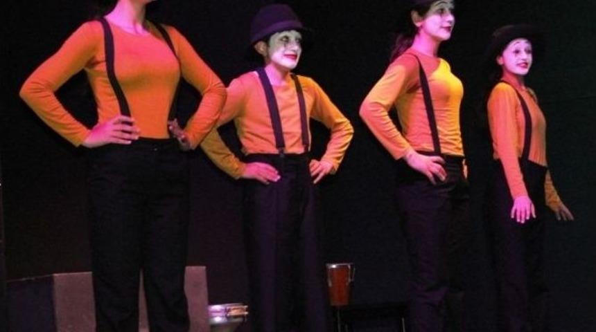 İşitme Engelli &Ouml;ğrencilerden Tiyatro