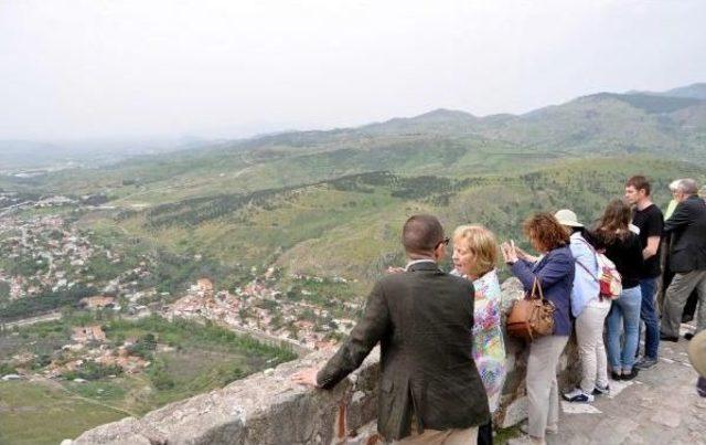 Alman Devlet Bakanı Böhmer, Bergama'ya Hayran Kaldı