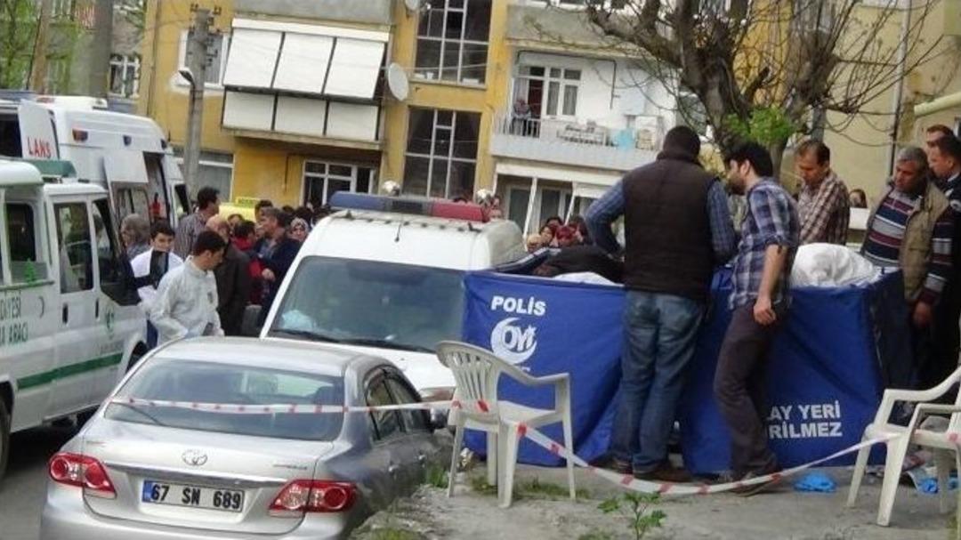 Boğazını Kesip, 2. Kattan Atladı