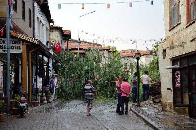 Avanos'ta sağanak ve fırtına, hayatı olumsuz etkiledi