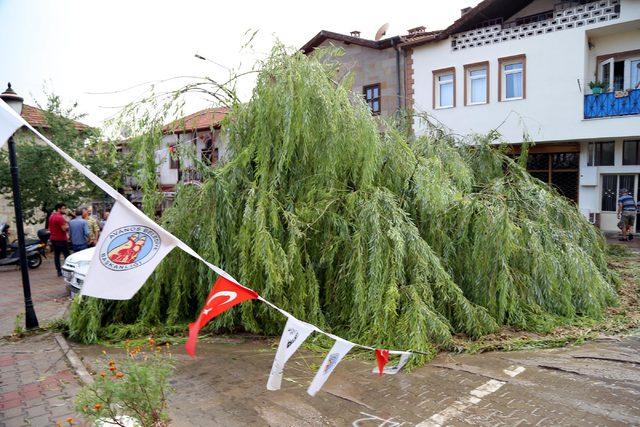 Avanos'ta sağanak ve fırtına, hayatı olumsuz etkiledi