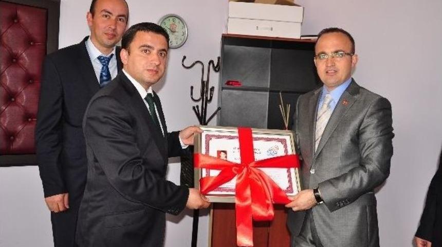 Ak Parti’li Aday Bülent Turan’a Anlamlı Hediye