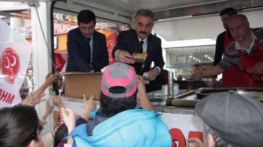 İsmet B&uuml;y&uuml;kataman Lokma Tezgahının Başına Ge&ccedil;ip Lokma Dağıttı