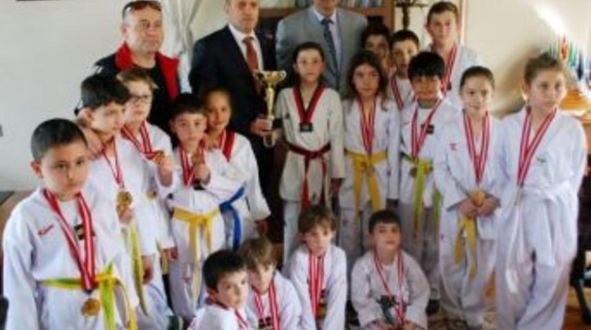 Minik Tekvandocular Kaymakam Amcalarını Ziyaret Etti