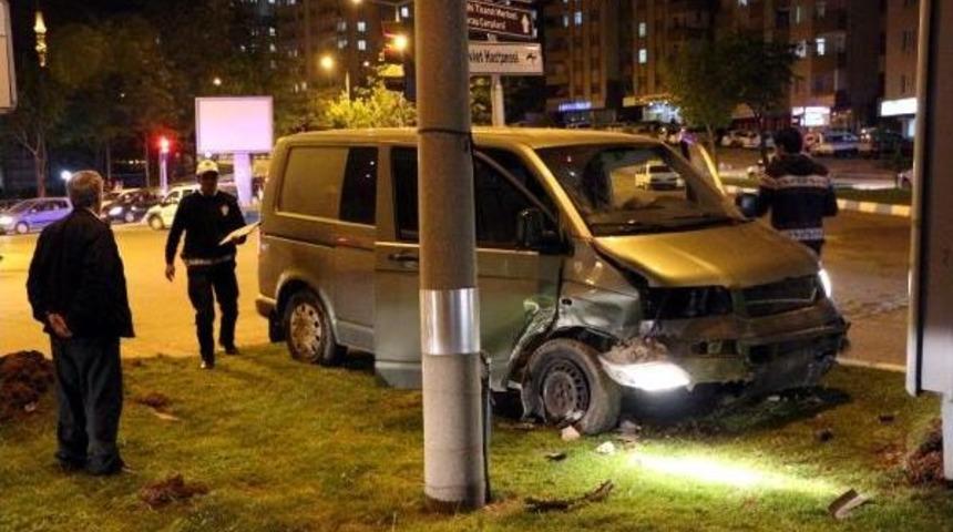 Otomobille &Ccedil;arpışan Minib&uuml;s Orta Ref&uuml;je &Ccedil;ıktı
