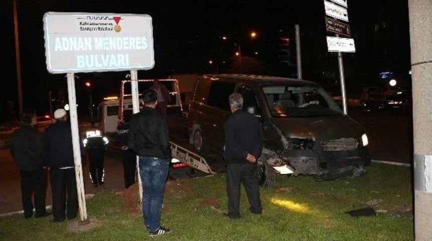 Minib&uuml;s İle Otomobil &Ccedil;arpıştı: 2 Yaralı