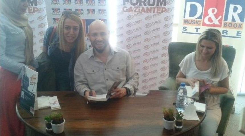 Forum Gaziantep D&r&rsquo;da Kahraman Tazeoğlu Sevenleriyle Buluştu